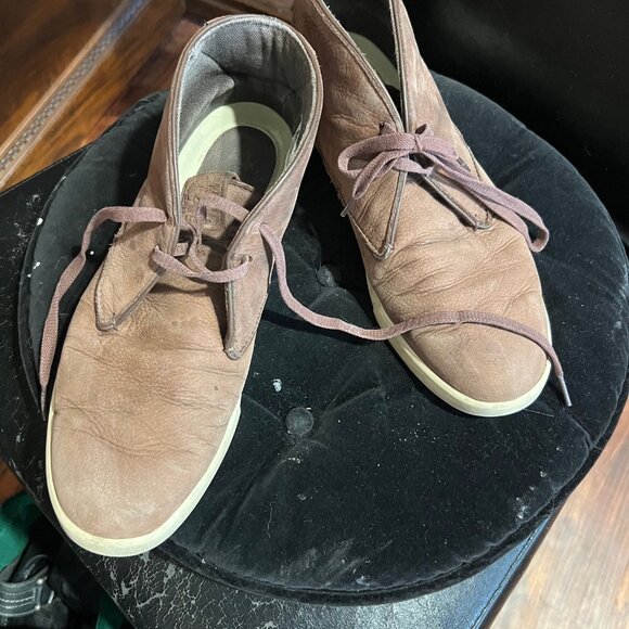 Magnificent Alligator Kicks like BOSS - Picture 1 of 7